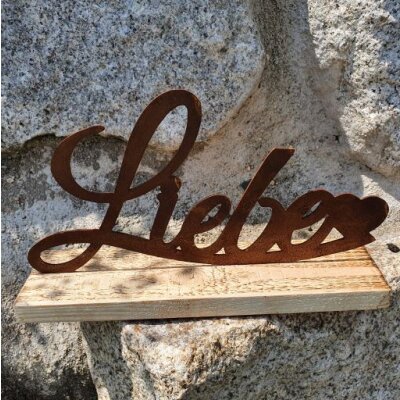 Schriftzug "Liebe" auf Holzsockel